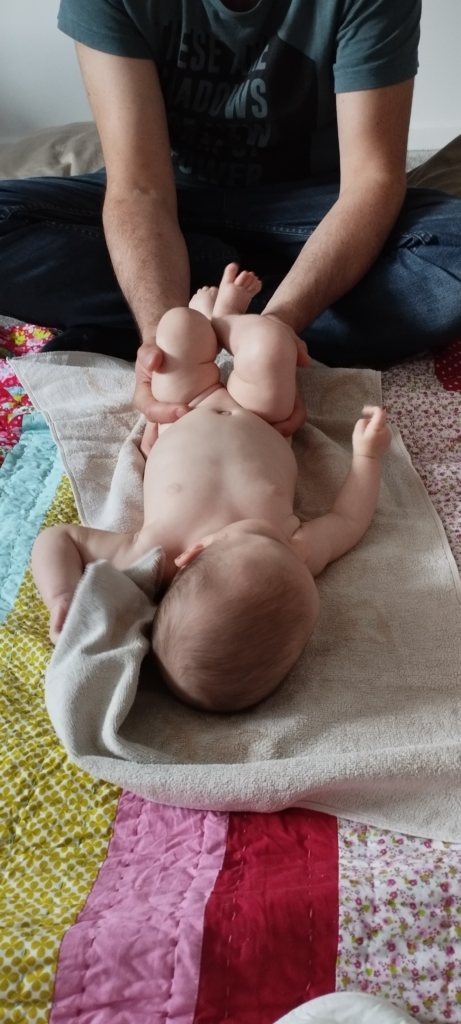 Le massage de bébé, une bulle d’amour et de bien-être