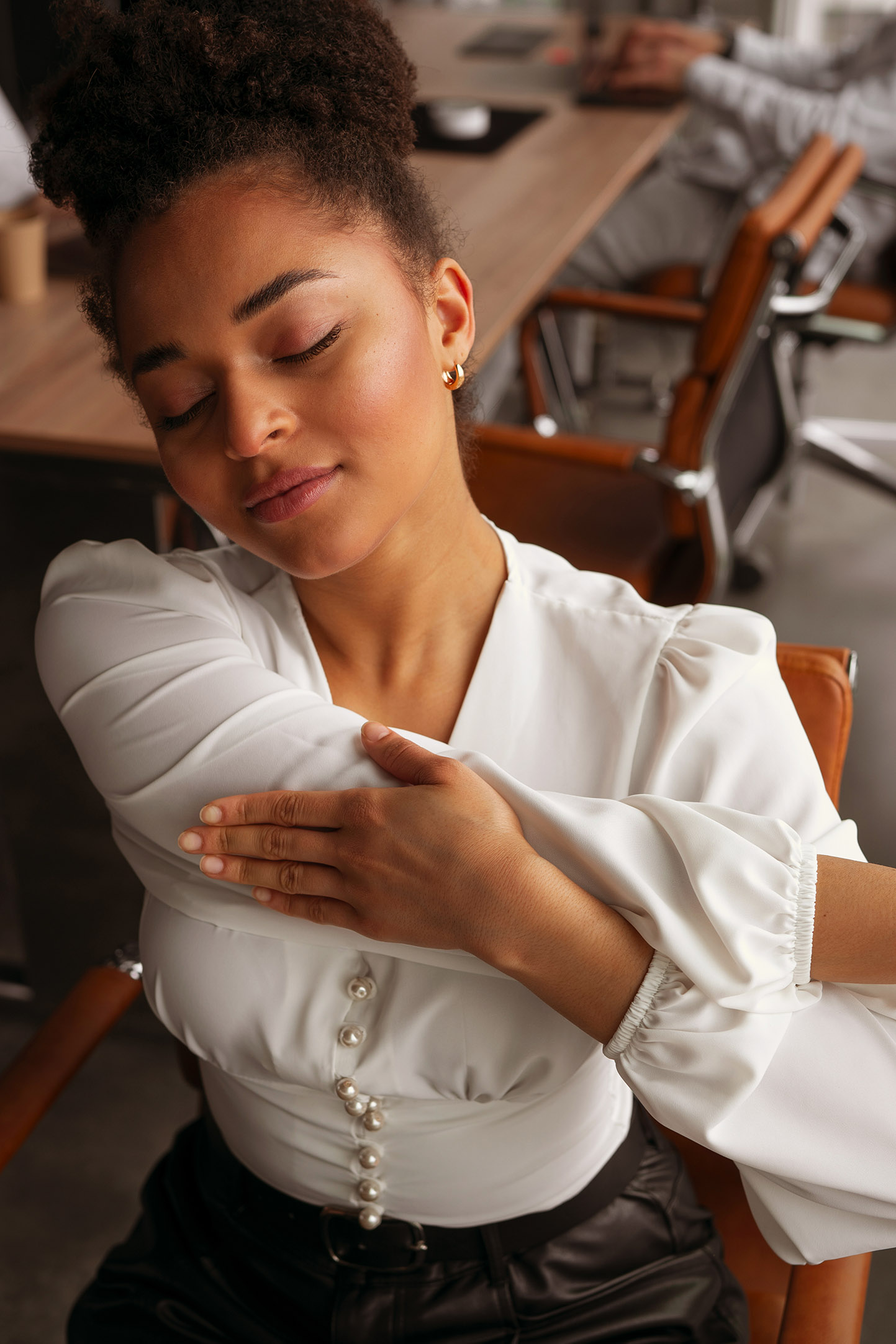 Auto-massage Do In : femme pratiquant un auto-massage des épaules — atelier Do In et Stretching avec Cécile Geoffroy à Paris